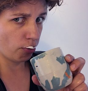 Koffie drinken uit een hondenmok